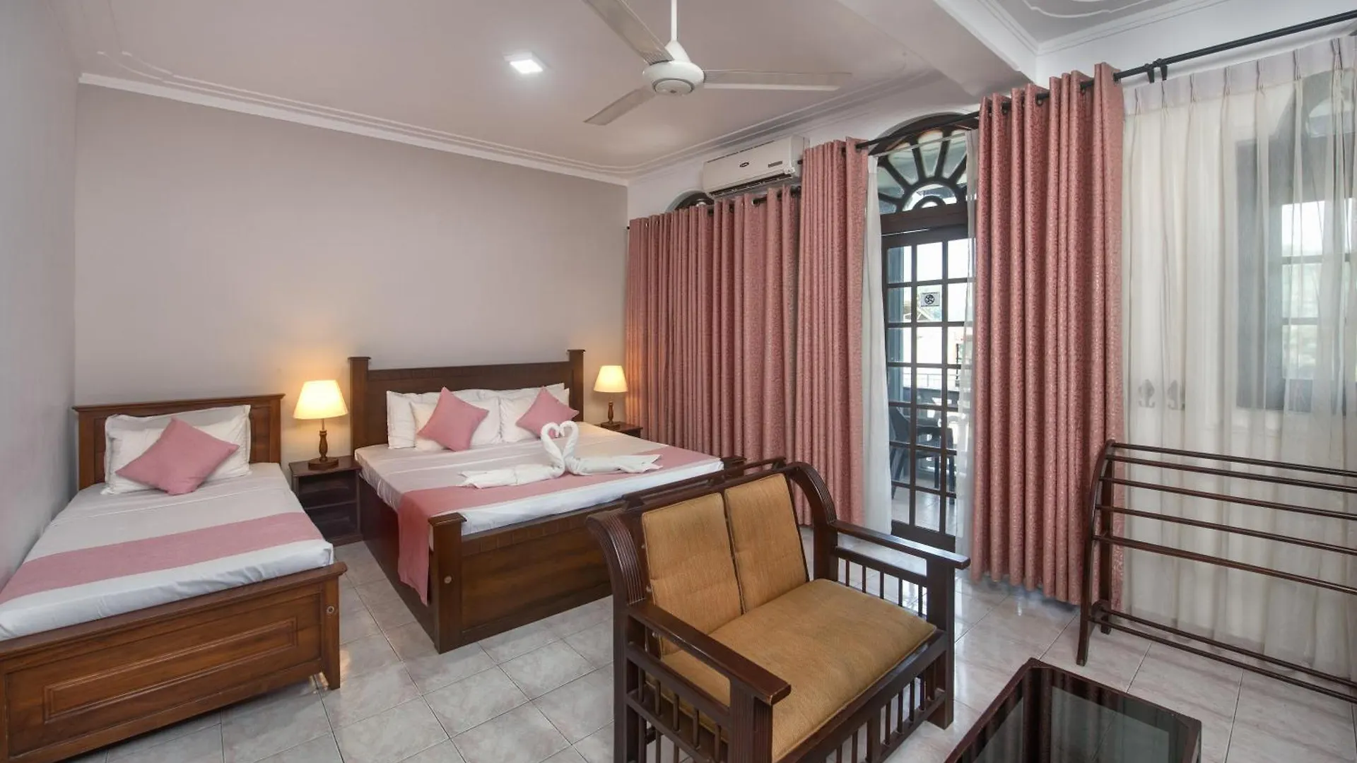 ** Hotel Ceyloni Lake Residency Kandy Sri Lanka