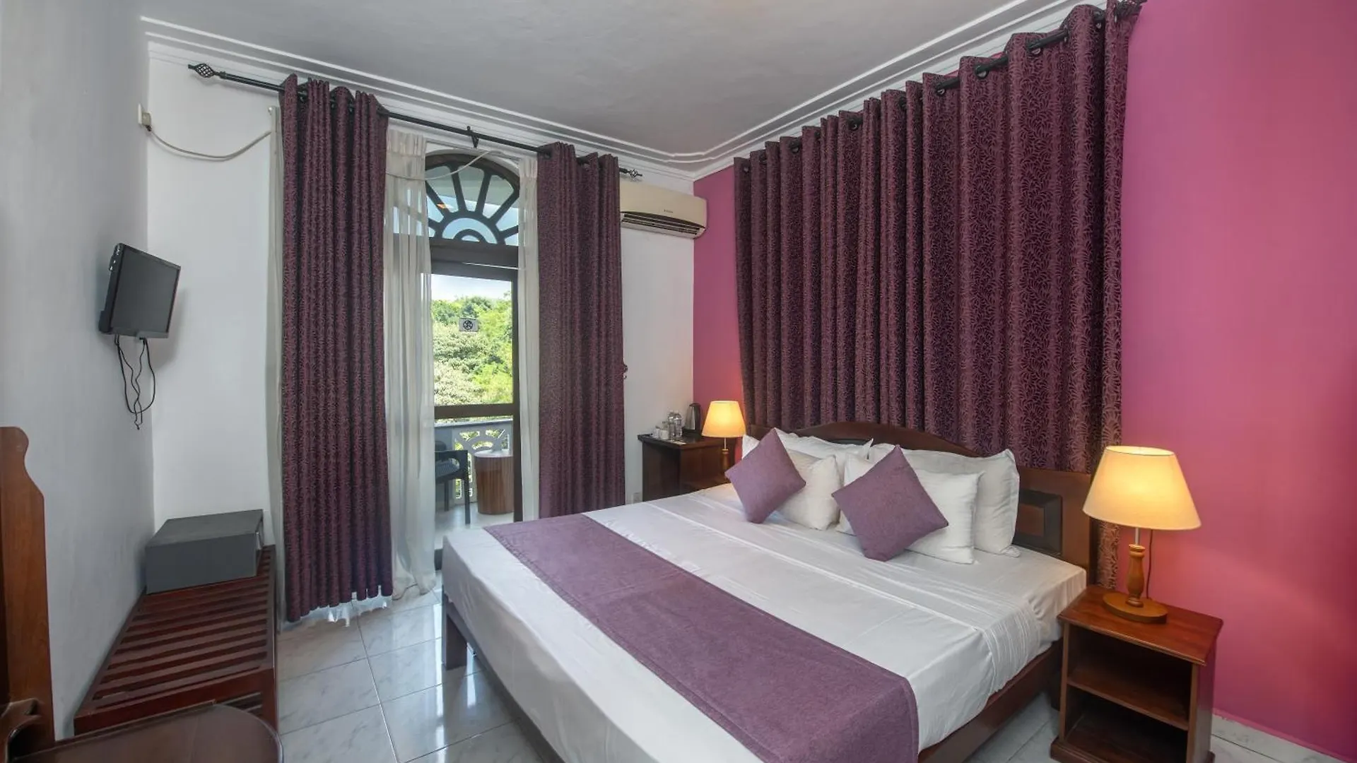 ** Hotel Ceyloni Lake Residency Kandy Sri Lanka